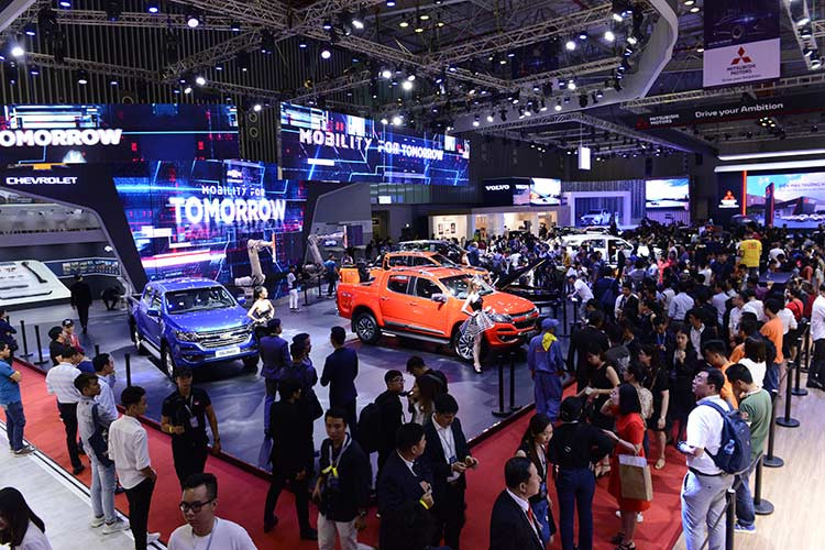 Khách tham quan còn có thể tham khảo những phụ kiện độc đáo được thiết kế riêng cho dòng bán tải Colorado và SUV Trailblazer đang được trưng bày tại đây. Ngoài ra, Chevrolet vui mừng chào đón khách tham quan trải nghiệm khu trò chơi tương tác hấp dẫn để nhận được những phần quà đặc trưng thương hiệu xe hơi Chevrolet.