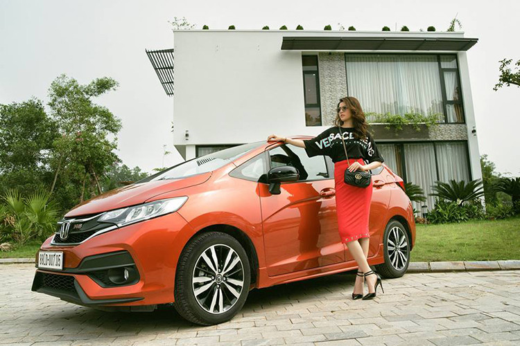 Một lần nữa, thương hiệu ôtô Honda lại chiếm được lòng phái đẹp giống như những chiếc xe máy của họ đang bán trên thị trường. Nhà sản xuất xe ôtô Honda hiện có khá nhiều dòng xe nhỏ, tiện dụng và tiết kiệm nhiên liệu, khiến tỉ lệ người sử dụng nữ lớn hơn 32%.