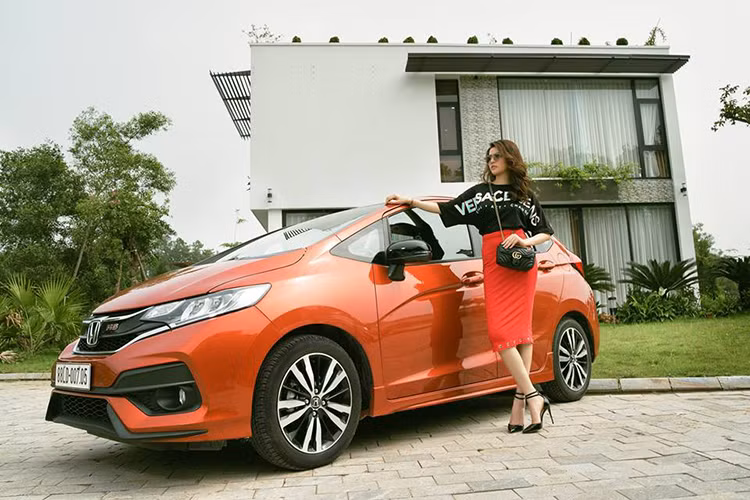 Một lần nữa, thương hiệu ôtô Honda lại chiếm được lòng phái đẹp giống như những chiếc xe máy của họ đang bán trên thị trường. Nhà sản xuất xe ôtô Honda hiện có khá nhiều dòng xe nhỏ, tiện dụng và tiết kiệm nhiên liệu, khiến tỉ lệ người sử dụng nữ lớn hơn 32%.