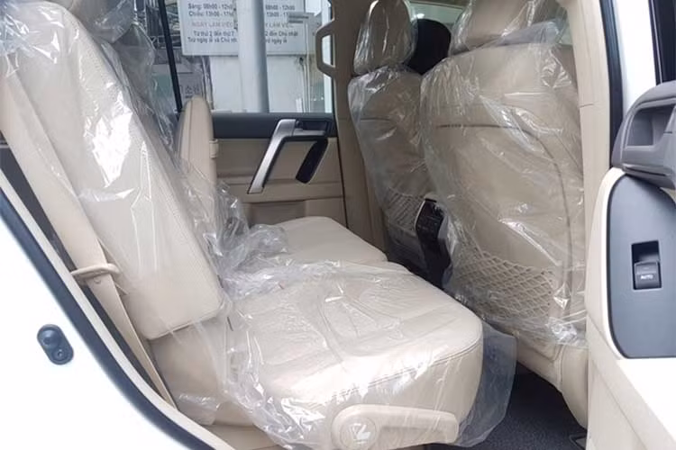 Xe được trang bị thêm hệ thống thông gió và sưởi ghế trang bị cho 2 ghế trước, chỉnh gập điện cho hàng ghế thứ 2. Đồng thời, Land Cruser Prado 2017 có thêm chức năng kiểm soát hành trình tự động Cruise Control.