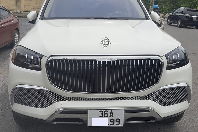 Mới đây, một đại gia tại Thanh Hóa cũng đã tậu ngay cho mình chiếc xe SUV siêu sang Mercedes-Maybach GLS 600 đời mới màu trắng khá đẹp mắt. Sau khi ra biển số, chiếc xe này đã bị bắt gặp lăn bánh trên đường phố xứ Thanh. Đây nhiều khả năng chính là chiếc SUV siêu sang Mercedes-Maybach GLS 600 đầu tiên ở Thanh Hóa ra biển số.