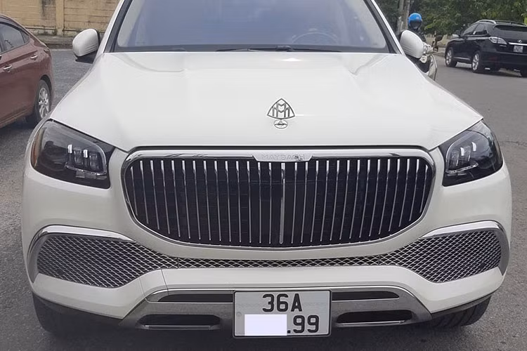 Mới đây, một đại gia tại Thanh Hóa cũng đã tậu ngay cho mình chiếc xe SUV siêu sang Mercedes-Maybach GLS 600 đời mới màu trắng khá đẹp mắt. Sau khi ra biển số, chiếc xe này đã bị bắt gặp lăn bánh trên đường phố xứ Thanh. Đây nhiều khả năng chính là chiếc SUV siêu sang Mercedes-Maybach GLS 600 đầu tiên ở Thanh Hóa ra biển số.