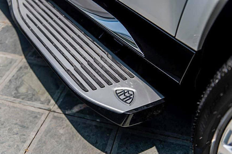 Ngoài ra, vị đại gia Thanh Hóa còn trang trí lại cho ngoại thất chiếc Mercedes-Maybach GLS 600 đời 2021 này bằng việc logo ngôi sao ba cánh của hãng xe Mercedes-Benz ở đầu và sau xe được thay bằng logo M kép đặc trưng của hãng xe Maybach đã bị khai tử cách đây 8 năm.
