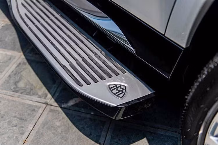 Ngoài ra, vị đại gia Thanh Hóa còn trang trí lại cho ngoại thất chiếc Mercedes-Maybach GLS 600 đời 2021 này bằng việc logo ngôi sao ba cánh của hãng xe Mercedes-Benz ở đầu và sau xe được thay bằng logo M kép đặc trưng của hãng xe Maybach đã bị khai tử cách đây 8 năm.