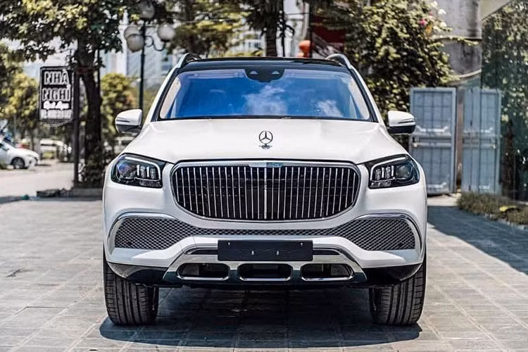Mức giá xe Mercedes-Maybach GLS 600 phải trên 16 tỷ đồng khi mua từ các công ty nhập khẩu tư nhân, trong khi đó, Mercedes-Maybach GLS 600 chính hãng tại Việt Nam được niêm yết chỉ 11,5 tỷ đồng, chưa bao gồm các tùy chọn. 