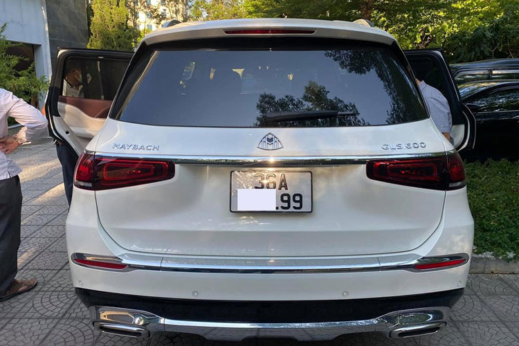 Đây nhiều khả năng chính là chiếc SUV siêu sang Mercedes-Maybach GLS 600 đầu tiên ở Thanh Hóa ra biển số. Số lượng xe Mercedes-Maybach GLS 600 tại việt Nam có thể đã trên 35 chiếc với 2 tông màu sơn được các đại gia ưa chuộng, ngoài ra còn có những chiếc mang 1 màu như đen hay trắng như trong bài viết này.