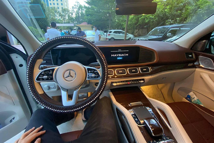 Bên trong khoang lái chiếc SUV siêu sang Mercedes-Maybach GLS 600 của doanh nhân Thanh Hóa có nội thất bọc da đỏ làm tông màu chủ đạo kết hợp với đó là các viền kem và ốp gỗ để tạo điểm nhấn cho khoang lái của chiếc xe đắt tiền này. 