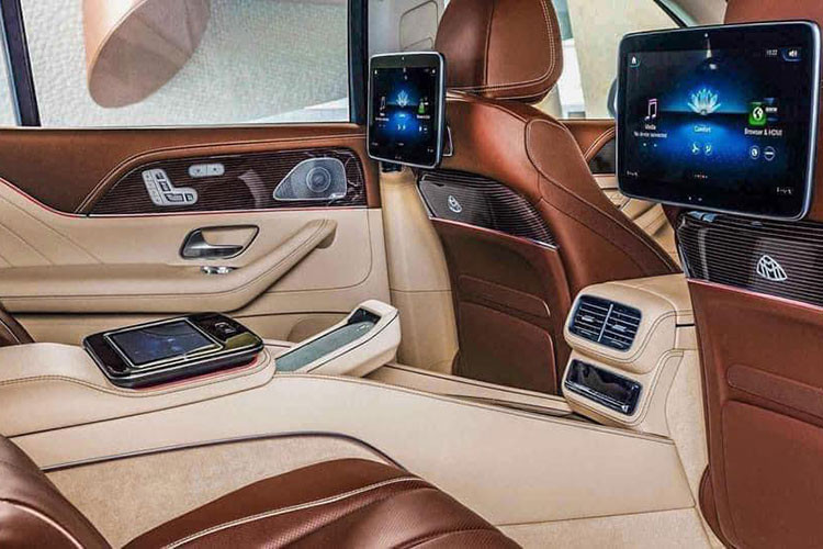 Điểm nhấn trong nội thất của Mercedes-Maybach GLS 600 chính là nằm ở hàng ghế phía sau với ghế ngồi kiểu thương gia có khoảng duỗi chân thoải mái, ngả 43,5 độ, đi kèm tính năng làm mát, nhớ vị trí, sưởi, cũng như massage. Giữa 2 ghế là cụm điều khiển trung tâm, tích hợp tủ lạnh hoặc là ngăn chứa đồ, cùng với đó là hệ thống đèn viền 64 màu, cửa sổ trời toàn cảnh.