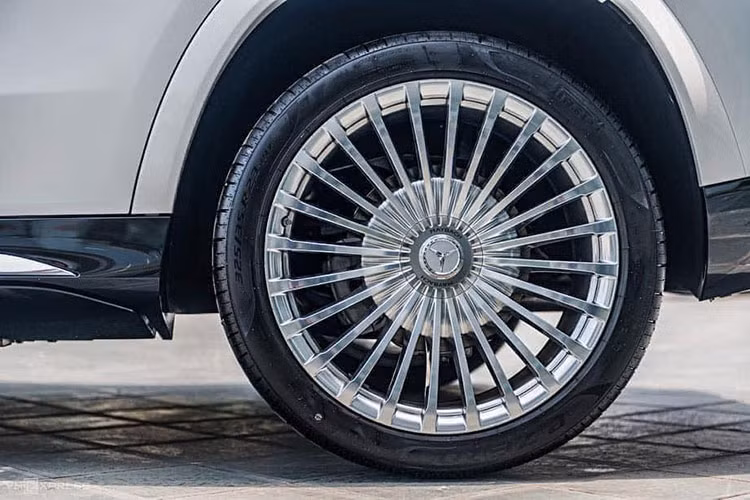 Bên ngoài chiếc SUV siêu sang Mercedes-Maybach GLS 600 ở Thanh Hóa không chỉ có màu sơn trắng đẹp mắt mà xe còn có nhiều chi tiết mạ crôm sáng bóng ở lưới tản nhiệt, viền hốc gió, viền cửa các thanh nẹp hay cuối cùng là bộ mâm đa chấu kép của xe.