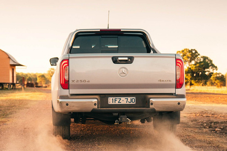 Ngoài ra, trang bị cho xe còn có cộ vành thép 17 inch, cản va màu đen không sơn, đèn pha Halogen, ghế bọc nỉ, thảm sàn bằng nhựa, hệ thống thông tin giải trí Audio 20 CD với màn hình màu 7 inch và loa 2 chiều trước/sau là những trang bị tiêu chuẩn cho phiên bản Pure.