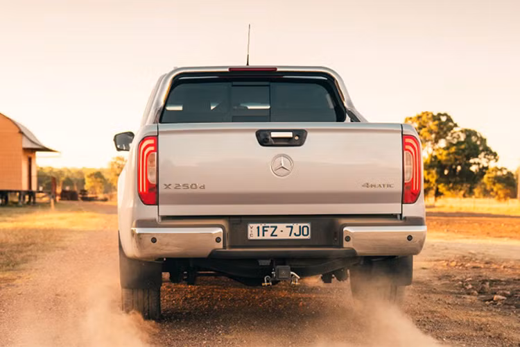 Ngoài ra, trang bị cho xe còn có cộ vành thép 17 inch, cản va màu đen không sơn, đèn pha Halogen, ghế bọc nỉ, thảm sàn bằng nhựa, hệ thống thông tin giải trí Audio 20 CD với màn hình màu 7 inch và loa 2 chiều trước/sau là những trang bị tiêu chuẩn cho phiên bản Pure.