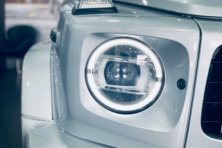 Về ngoại hình, do yêu cầu từ phía Cục Đăng kiểm Việt Nam để đảm bảo an toàn cho những người chạy xe máy, ống xả kép phía bên phải của những chiếc xe Mercedes-AMG G63 2019 chính hãng bắt buộc phải hướng thẳng xuống đất thay vì nằm ngang hướng ra bên ngoài như bình thường. Đây cũng là chi tiết để phân biệt SUV hạng sang Mercedes-AMG G63 2019 nhập ngoài với xe chính hãng.