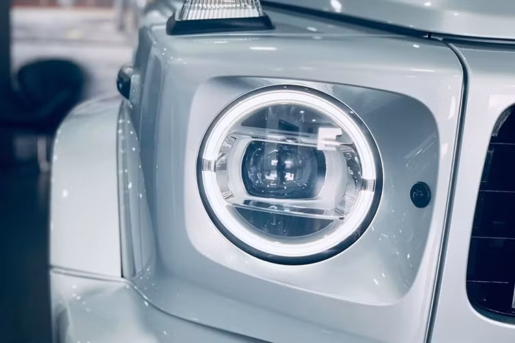 Về ngoại hình, do yêu cầu từ phía Cục Đăng kiểm Việt Nam để đảm bảo an toàn cho những người chạy xe máy, ống xả kép phía bên phải của những chiếc xe Mercedes-AMG G63 2019 chính hãng bắt buộc phải hướng thẳng xuống đất thay vì nằm ngang hướng ra bên ngoài như bình thường. Đây cũng là chi tiết để phân biệt SUV hạng sang Mercedes-AMG G63 2019 nhập ngoài với xe chính hãng.