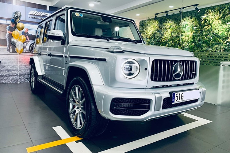 Giá xe Mercedes-AMG G63 2019 chính hãng tại Việt Nam là 10,619 tỷ đồng. Hãng chỉ phân phối dòng xe tiêu chuẩn, riêng phiên bản Mercedes-AMG G63 Edition 1 2019 không được nhập khẩu chính hãng. Ngoài sự chênh lệch về mức giá bán, những chiếc G63 2019 thuộc diện phân phối chính hãng còn có sự khác biệt rất lớn ở ngoại hình so với những xe Mercedes-AMG G63 2019 nhập ngoài.