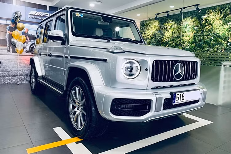 Giá xe Mercedes-AMG G63 2019 chính hãng tại Việt Nam là 10,619 tỷ đồng. Hãng chỉ phân phối dòng xe tiêu chuẩn, riêng phiên bản Mercedes-AMG G63 Edition 1 2019 không được nhập khẩu chính hãng. Ngoài sự chênh lệch về mức giá bán, những chiếc G63 2019 thuộc diện phân phối chính hãng còn có sự khác biệt rất lớn ở ngoại hình so với những xe Mercedes-AMG G63 2019 nhập ngoài.