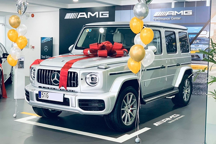 Được biết, màu sơn ngoại thất chiếc Mercedes-AMG G63 2019 mới chính hãng thứ hai bàn giao cho khách hàng là bạc Iridium Metallic đi kèm nội thất màu Beige được chủ nhân chọn màu theo phong thủy. Theo thông tin được tiết lộ, có một khách hàng Việt đang đặt hàng chiếc Mercedes-AMG G63 2019 mang màu sơn cá tính chính là "G manufaktur Dark Olive Green Magno".