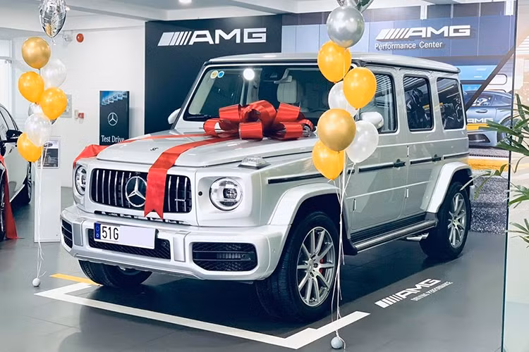 Được biết, màu sơn ngoại thất chiếc Mercedes-AMG G63 2019 mới chính hãng thứ hai bàn giao cho khách hàng là bạc Iridium Metallic đi kèm nội thất màu Beige được chủ nhân chọn màu theo phong thủy. Theo thông tin được tiết lộ, có một khách hàng Việt đang đặt hàng chiếc Mercedes-AMG G63 2019 mang màu sơn cá tính chính là "G manufaktur Dark Olive Green Magno".