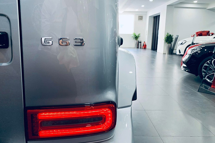 Còn riêng ống xả kép phía bên trái của "ông vua địa hình" Mercedes-AMG G63 2019 chính hãng vẫn được đặt nằm ngang như những chiếc được nhập khẩu tư nhân. Như vậy có thể thấy, để phân biệt được một chiếc xe Mercedes-AMG G63 2019 chính hãng và nhập khẩu không chính hãng có thể dựa vào chi tiết ống xả kép phía bên phải này.