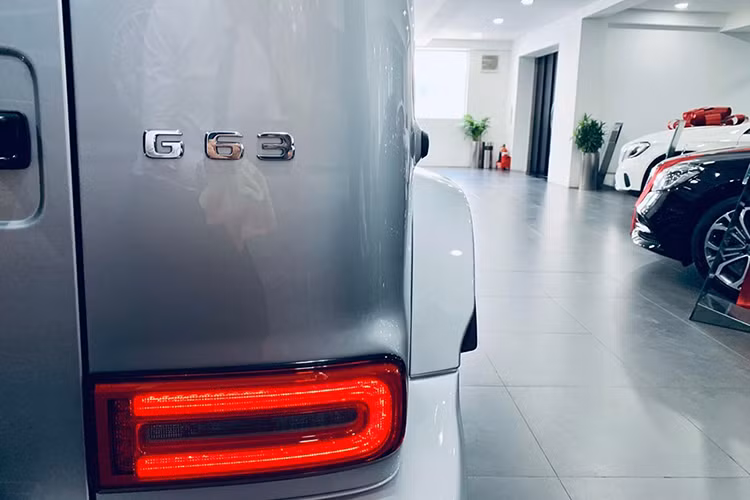 Còn riêng ống xả kép phía bên trái của "ông vua địa hình" Mercedes-AMG G63 2019 chính hãng vẫn được đặt nằm ngang như những chiếc được nhập khẩu tư nhân. Như vậy có thể thấy, để phân biệt được một chiếc xe Mercedes-AMG G63 2019 chính hãng và nhập khẩu không chính hãng có thể dựa vào chi tiết ống xả kép phía bên phải này.