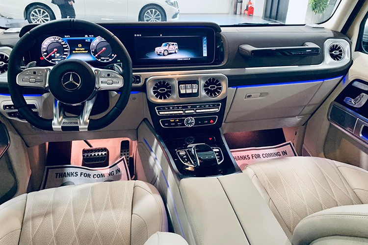 Bên trong nội thất thực sự là một bước cải tiến vượt bậc của Mercedes G63 AMG, chất liệu da cao cấp được sử dụng nhiều hơn cũng như nhiều công nghệ hiện đại được tích hợp giúp người lái thoải mái tận tưởng chuyến đi kể cả khi on-road hay off-road. Màn hình đôi 12.3 inch là chi tiết thay đổi dễ nhận thấy nhất, hai màn hình này có nhiệm vụ hiển thị thông số kỹ thuật cũng như hệ thống thông tin giải trí COMAND ONLINE.