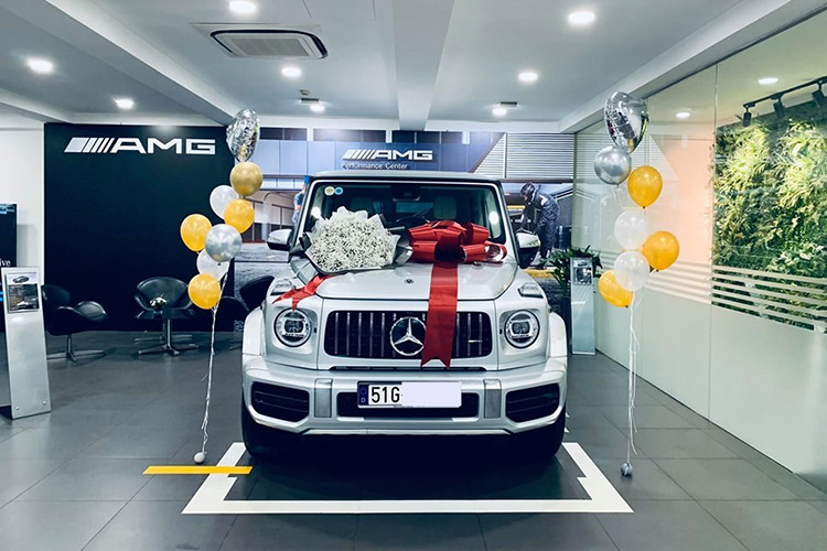 Lô hàng SUV hạng sang Mercedes-AMG G63 2019 chính hãng đầu tiên về Việt Nam dự kiến chỉ có ba chiếc và mang các màu sơn khác nhau như trắng, đen và cuối cùng là màu bạc Iridium Metallic. Hiện tại, chiếc xe G63 2019 mang màu bạc Iridium Metallic đã bàn giao cho chủ nhân.