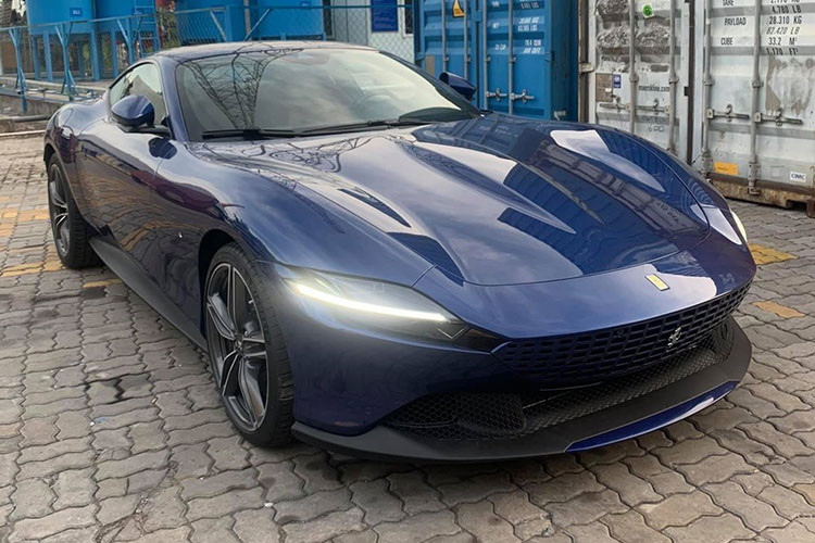 Tuy nhiên mới đây, chiếc siêu xe Ferrari Roma đầu tiên về Việt Nam đã xuất hiện tại Hà Nội, chính thức chia tay với nhà sưu tập xe kín tiếng ở Sài Gòn. Như vậy, chiếc Ferrari Roma này chỉ mới trải qua 2 đời chủ. Theo thông tin ban đầu cho biết, chiếc xe Ferrari Roma màu xanh dương này mới lăn bánh được quãng đường dài 8.703 km, tức mỗi năm "siêu ngựa" này lăn bánh trung bình 4.352 km.