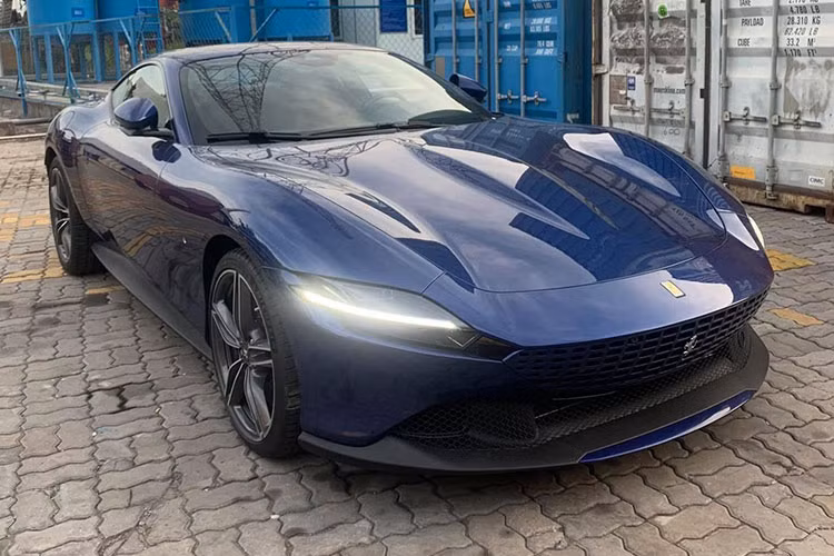 Tuy nhiên mới đây, chiếc siêu xe Ferrari Roma đầu tiên về Việt Nam đã xuất hiện tại Hà Nội, chính thức chia tay với nhà sưu tập xe kín tiếng ở Sài Gòn. Như vậy, chiếc Ferrari Roma này chỉ mới trải qua 2 đời chủ. Theo thông tin ban đầu cho biết, chiếc xe Ferrari Roma màu xanh dương này mới lăn bánh được quãng đường dài 8.703 km, tức mỗi năm "siêu ngựa" này lăn bánh trung bình 4.352 km.