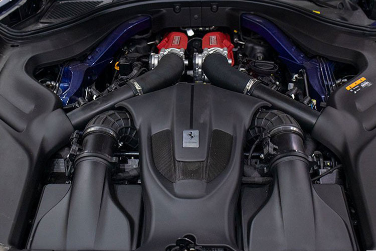 Hãng siêu xe Ý trang bị cho chiếc xe 4 chỗ ngồi Ferrari Roma động cơ V8, tăng áp, dung tích 3.9 lít, tạo ra công suất tối đa 620 mã lực và mô-men xoắn cực đại 760 Nm. Chiếc Coupe 2+2 mới nhất của hãng siêu xe Ferrari được kết nối với hộp số ly hợp kép 8 cấp và chìa khóa vuông vức tương tự như Ferrari SF90 Stradale.