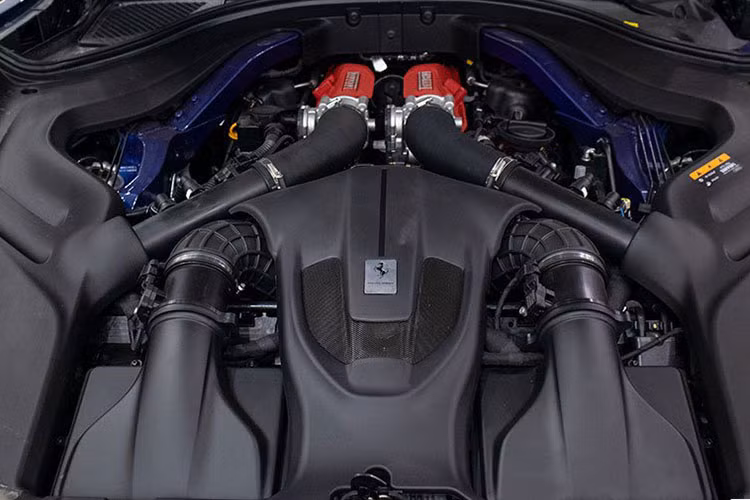 Hãng siêu xe Ý trang bị cho chiếc xe 4 chỗ ngồi Ferrari Roma động cơ V8, tăng áp, dung tích 3.9 lít, tạo ra công suất tối đa 620 mã lực và mô-men xoắn cực đại 760 Nm. Chiếc Coupe 2+2 mới nhất của hãng siêu xe Ferrari được kết nối với hộp số ly hợp kép 8 cấp và chìa khóa vuông vức tương tự như Ferrari SF90 Stradale.