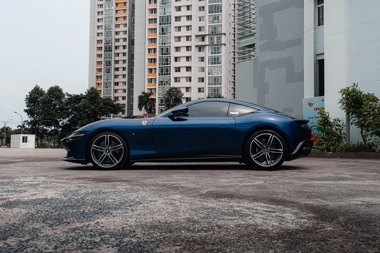 Mức giá xe Ferrari Roma 4 chỗ đã qua sử dụng này được tiết lộ khoảng hơn 2o tỷ đồng. Tại thị trường nước ngoài, siêu xe Ferrari Roma có giá từ 5,5 tỷ đồng. về ngoại hình, Ferrari Roma mang thiết kế cổ điển của những năm 1950 và 1960 được hãng siêu xe Ý gọi là “La Dolce Vita”.
