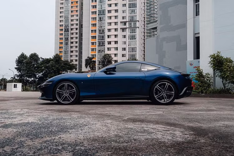 Mức giá xe Ferrari Roma 4 chỗ đã qua sử dụng này được tiết lộ khoảng hơn 2o tỷ đồng. Tại thị trường nước ngoài, siêu xe Ferrari Roma có giá từ 5,5 tỷ đồng. về ngoại hình, Ferrari Roma mang thiết kế cổ điển của những năm 1950 và 1960 được hãng siêu xe Ý gọi là “La Dolce Vita”.