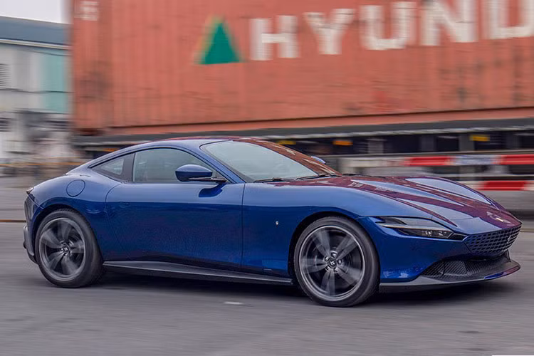 Ở thời điểm về nước năm 2021, giá bán sau khi lăn bánh với biển trắng của Ferrari Roma ước tính khoảng 25-26 tỷ đồng. Sau 2 năm sử dụng, chiếc xe đang được chào bán lại với giá khoảng 20-23 tỷ đồng. Như vậy, đại gia Việt chỉ lỗ một khoản tiền tương đương một chiếc Mercedes-Benz E 300 AMG – mức lỗ khá thấp so với một mẫu siêu xe. 