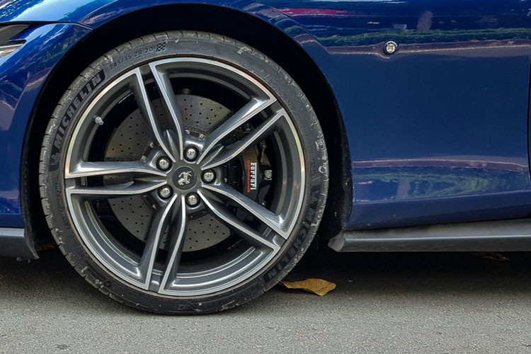 Thân xe Ferrari Roma không có những đường gân dập nổi đậm chất thể thao, mạnh mẽ hay các hốc gió. Tay nắm cửa đặt ẩn vào thân xe nhằm giảm bớt độ cản gió. Phần đuôi, chiếc xe mang phong cách mềm mại không quá thể thao, ốp cản sau làm bằng vật liệu composite nhẹ sơn đen, không có các cánh chia gió. Hệ thống ống xả thể thao với chụp ống xả bằng ceramic đắt tiền.