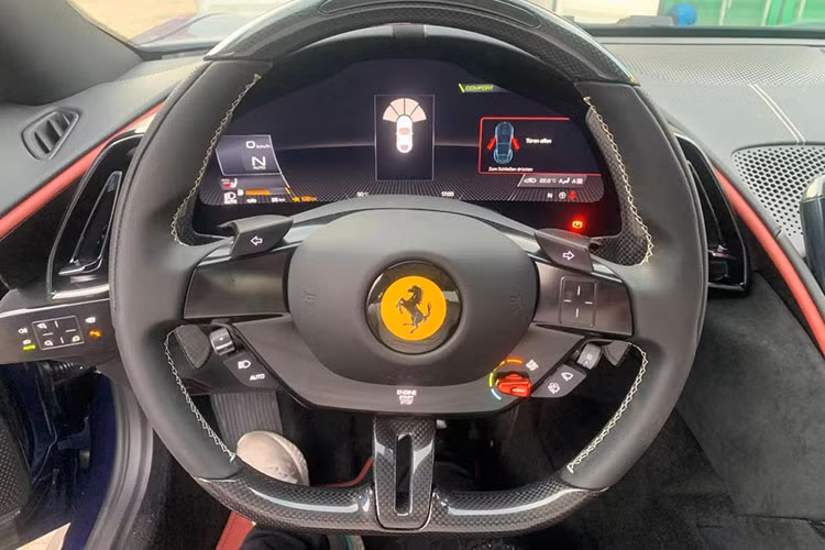 Một số chi tiết làm bằng chất liệu carbron bề mặt bóng như vô-lăng, lẫy chuyển số sau vô-lăng, ốp bảng điều khiển, táp-pi. Xe có cấu hình chỗ ngồi 2+2 nhưng hàng ghế thứ hai có không gian nhỏ, chỉ phù hợp với trẻ em. Bên cạnh đó, thể tích khoang hành lý của xe gần bằng một chiếc KIA Soluto, thích hợp cho những chuyến đi xa.