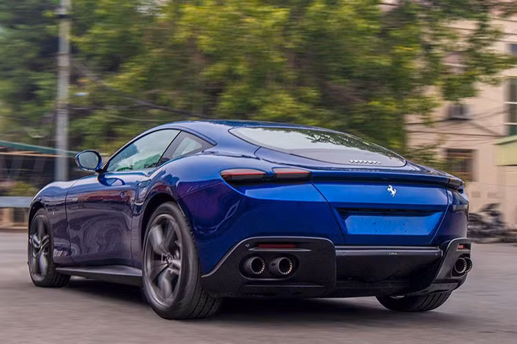 Những trang bị từ Ferari cho phép chiếc siêu xe 4 chỗ ngồi Roma dù có cân nặng gần 1,5 tấn vẫn có thể tăng tốc từ vị trí xuất phát lên 100 km/h chỉ trong thời gian 3,4 giây, thêm 5,9 giây để tăng tốc lên 200 km/h, trước khi đạt tốc độ tối đa hơn 320 km/h.