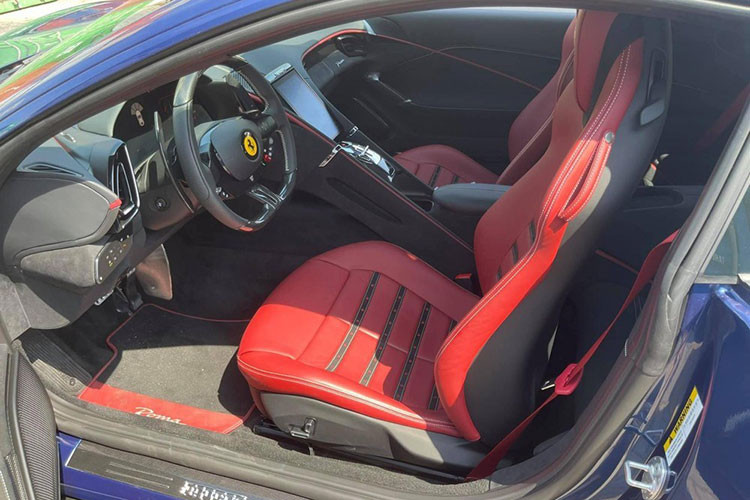 Điểm nhấn của Ferrari Roma nằm ở khoang lái khi có cụm màn hình giải trí đặt dọc khá đẹp mắt, phía trước mặt người ngồi ghế phụ được trang bị thêm một màn hình giải trí nhưng đây là tùy chọn giống như trên Ferrari Portofino. Nội thất xe bọc da màu đỏ bắt mắt.