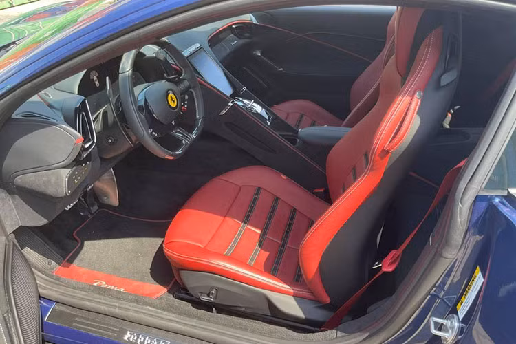 Điểm nhấn của Ferrari Roma nằm ở khoang lái khi có cụm màn hình giải trí đặt dọc khá đẹp mắt, phía trước mặt người ngồi ghế phụ được trang bị thêm một màn hình giải trí nhưng đây là tùy chọn giống như trên Ferrari Portofino. Nội thất xe bọc da màu đỏ bắt mắt.