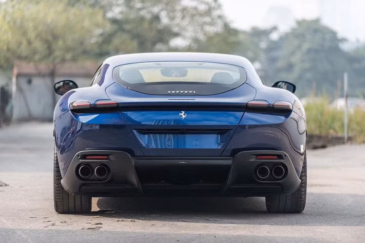 Phần đầu xe nổi bật nhờ mặt ca-lăng liền mạch với cản trước. Do khối động cơ đặt trước nên Roma có nắp ca-pô kéo dài như “đàn anh” Ferrari F12 Berlinetta hay Ferrari 812 Superfast. Tuy nhiên, chi tiết này đơn giản và không gân guốc. Cụm đèn chiếu sáng sắc sảo, đơn giản với dải LED định vị ngăn cách hai tầng đèn pha LED.