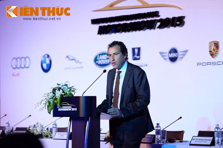 Ông Laurent Genet - đại diện 9 nhà nhập khẩu ôtô Việt Nam - phát biểu khai mạc buổi họp báo sáng 8/9. Ông khẳng định VIMS 2015 sẽ mang tới cho khách hàng những trải nghiệm tuyệt vời và giúp khách hàng có được những lựa chọn tốt nhất.