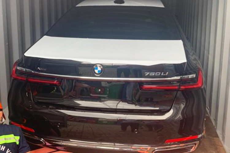 Cụm đèn chiếu sáng chính mỏng dẹt hơn đời trước, sử dụng công nghệ LED thích ứng ở trạng thái tiêu chuẩn và có thể nâng cấp lên loại đèn laser cao cấp với khả năng chiếu sáng tốt hơn. Phần đuôi nổi bật với đường viền chrome dày nối liền với ống xả, trong khi đường chrome phía trên kết hợp với một dải LED 3D nối liền giữa 2 cụm đèn hậu. So với đời trước, đèn hậu đã mỏng hơn 1,4 inch và có tạo hình khác biệt.