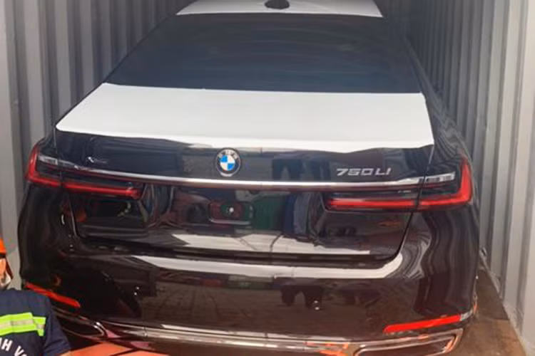 Cụm đèn chiếu sáng chính mỏng dẹt hơn đời trước, sử dụng công nghệ LED thích ứng ở trạng thái tiêu chuẩn và có thể nâng cấp lên loại đèn laser cao cấp với khả năng chiếu sáng tốt hơn. Phần đuôi nổi bật với đường viền chrome dày nối liền với ống xả, trong khi đường chrome phía trên kết hợp với một dải LED 3D nối liền giữa 2 cụm đèn hậu. So với đời trước, đèn hậu đã mỏng hơn 1,4 inch và có tạo hình khác biệt.