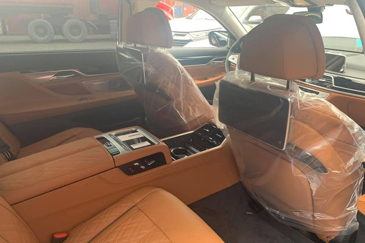 Ghế xe được trang bị hệ thống sưởi/massage/làm mát, tủ lạnh mini, 2 màn hình giải trí ở hàng ghế sau, 2 màn hình kích thước từ 10.25 inch - 12.3 inch ở hàng ghế trước phụ vụ tác vụ màn hình điều khiển trung tâm và đồng hồ công-tơ-mét, hệ thống điều hào 4 vùng độc lập, toàn bộ ghế và khoang xe được bọc da thượng hạng...