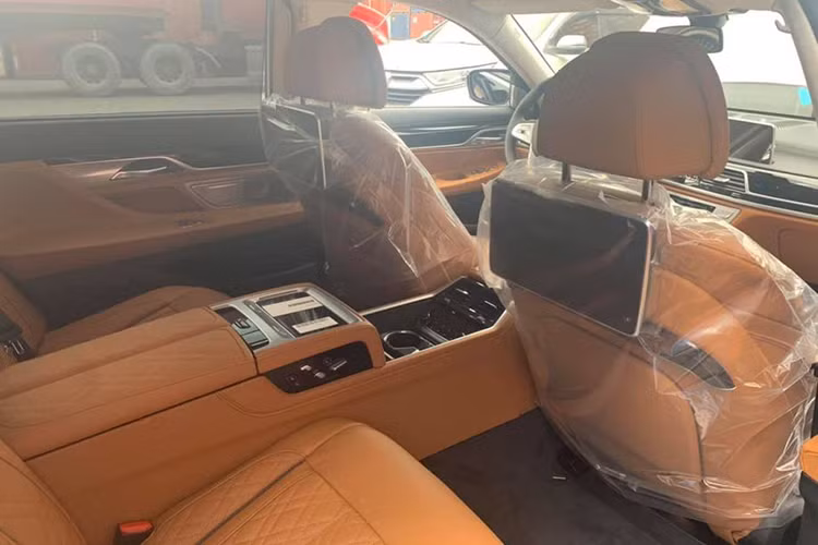 Ghế xe được trang bị hệ thống sưởi/massage/làm mát, tủ lạnh mini, 2 màn hình giải trí ở hàng ghế sau, 2 màn hình kích thước từ 10.25 inch - 12.3 inch ở hàng ghế trước phụ vụ tác vụ màn hình điều khiển trung tâm và đồng hồ công-tơ-mét, hệ thống điều hào 4 vùng độc lập, toàn bộ ghế và khoang xe được bọc da thượng hạng...