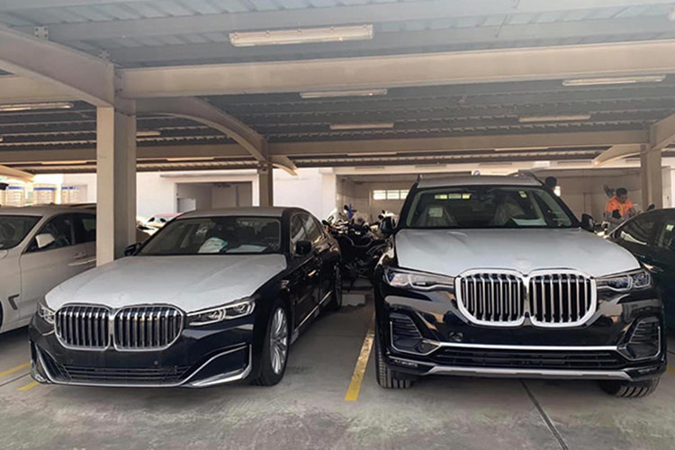 Tất cả các phiên bản của BMW 7-Series 2020 đều được trang bị hệ thống treo khí nén và hệ thống đánh lái bánh sau. Riêng bản BMW 740Li có thêm camera quét mặt đường bổ trợ cho hệ thống treo khí nén thông minh. Mức giá xe BMW 750Li 2020 trong bài viết này hiện chưa được công bố, tuy nhiên theo nhiều đồn đoán nó sẽ được chào bán tới hơn 10 tỷ đồng từ phía đại lý tư nhân. 