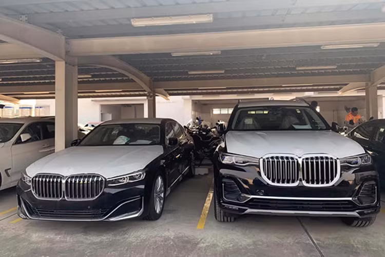 Tất cả các phiên bản của BMW 7-Series 2020 đều được trang bị hệ thống treo khí nén và hệ thống đánh lái bánh sau. Riêng bản BMW 740Li có thêm camera quét mặt đường bổ trợ cho hệ thống treo khí nén thông minh. Mức giá xe BMW 750Li 2020 trong bài viết này hiện chưa được công bố, tuy nhiên theo nhiều đồn đoán nó sẽ được chào bán tới hơn 10 tỷ đồng từ phía đại lý tư nhân. 