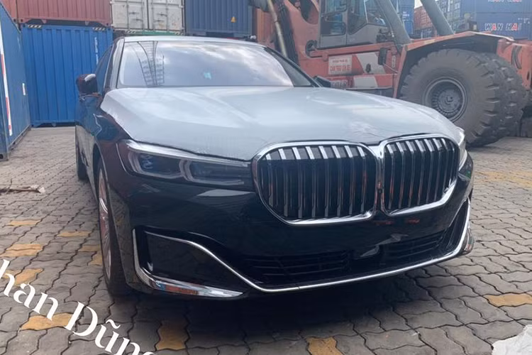 Mới đây, một đơn vị tư nhân chuyên nhập khẩu các loại siêu xe, xe sang trong nước vừa đưa về chiếc BMW 750Li 2020 mới và cũng là đầu tiên tại thị trường Việt Nam. Chiếc xe này thuộc phiên bản facelift 2020 mới nhất của dòng 7-Series và có ngoại hình gần như tương tự với chiếc 740Li Pure Excellence chính hãng.