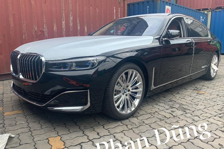 Thay đổi đáng chú ý và cũng dễ nhận thấy nhất chính là phần mặt trước của BMW 750Li thế hệ mới mạnh mẽ và táo bạo hơn nhờ kích thước cụm lưới tản nhiệt hình bầu dục nay đã lớn hơn trước đến 40%, được bao quanh bởi những đường viền mạ chrome sáng bóng. Phần đầu xe cũng được các nhà thiết kế của BMW nâng cao thêm 50 mm so với đời cũ, phần nào khiến cho toàn bộ mặt trước của xe gây ấn tượng thị giác tốt hơn hẳn trước đây.