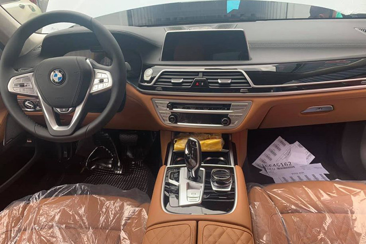Tuy nhiên, điều khiến chiếc xe sang BMW 750Li 2020 đầu tiên này khác biệt so với phiên bản đang bán ra chính hãng tại thị trường Việt Nam, chính là ở những trang bị bên trong khoang cabin đi kèm với khối động cơ mạnh mẽ dưới nắp ca-pô. Nội thất chiếc BMW 750Li 2020 tại Việt Nam này được bố trí với cấu hình chỉ 4 ghế ngồi theo dạng thương gia, ở giữa hàng ghế thứ 2 là một bệ tì tay kèm bảng điều khiển trung tâm.
