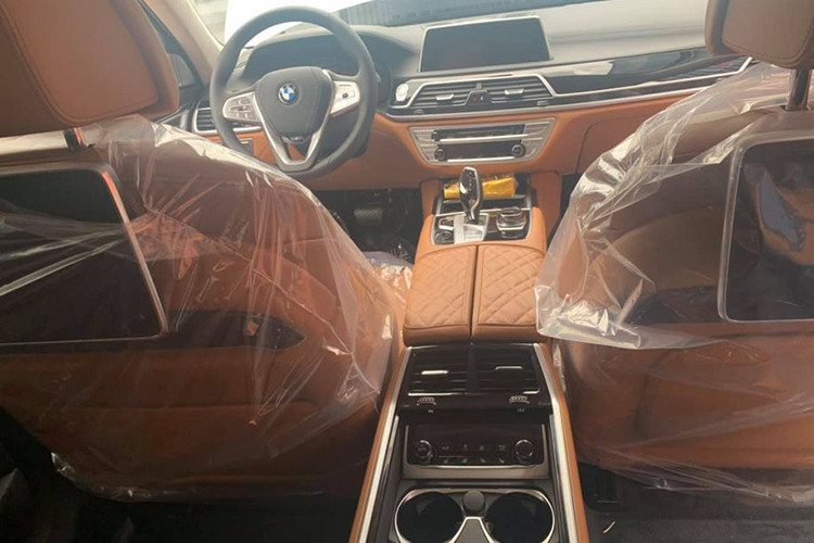 Ngoài ra còn có đèn viền nội thất, tính năng trải thảm ánh sáng bước vào xe (Welcome Light Carpet) cùng với cửa sổ trời Sky Lounge Panorama độc đáo. Và để giúp chủ nhân của chiếc xe thư giãn tối đa, BMW đã hợp tác với Bowers &amp; Wilkins để phát triển hệ thống âm thanh vòm kim cương dành riêng cho dòng xe BMW 7-Series thế hệ mới, đem đến những trải nghiệm âm thanh tuyệt vời nhất.