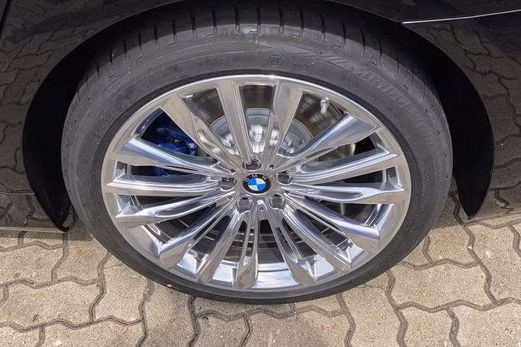 Những sự thay đổi về diện mạo này cũng khiến cho BMW 7-Series 2020 đời mới tăng thêm 22 mm chiều dài tổng thể, để đạt đến mức 5.120 mm ở dạng thân G11 và lên đến 5.260 mm đối với dạng thân G12 với trục cơ sở kéo dài. Tất nhiên, do nền tảng khung gầm giữ nguyên nên thông số chiều dài trục cơ sở cũng không thay đổi. Mâm xe được trang bị loại đa chấu màu crome kích thước 20 inch kèm theo bộ phanh hiệu suất cao.